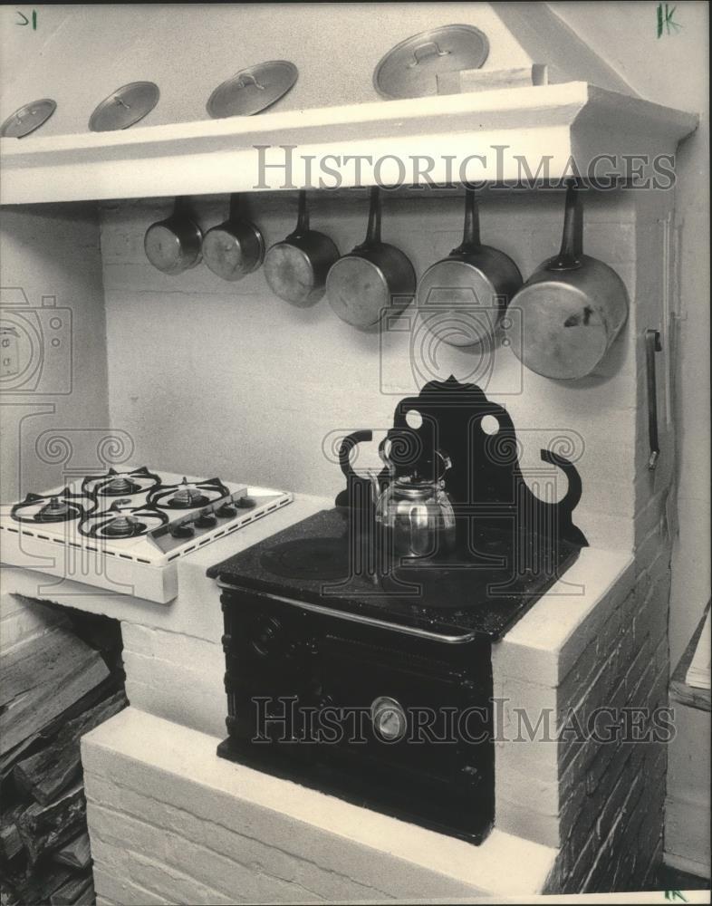 1984 Press Photo The oven at guest cottage-\