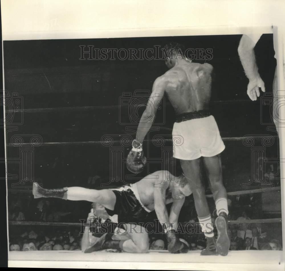 1964 Press Photo NY: Bobo Olson Slips to Canvas in 3rd Round with Johnny Persol