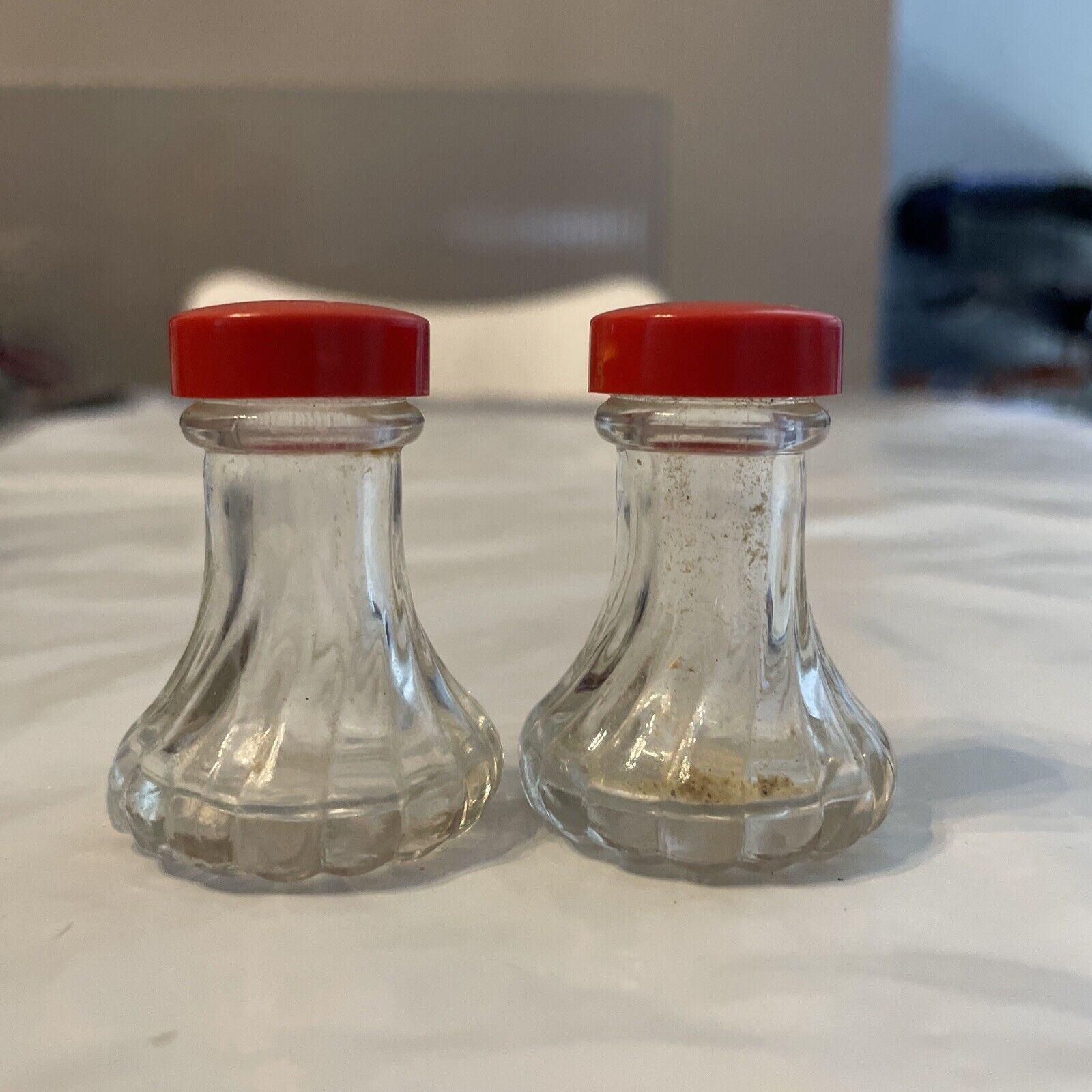 VGT clear salt & peper shakers red hard plastic caps. A 2. on the bottom. Detail