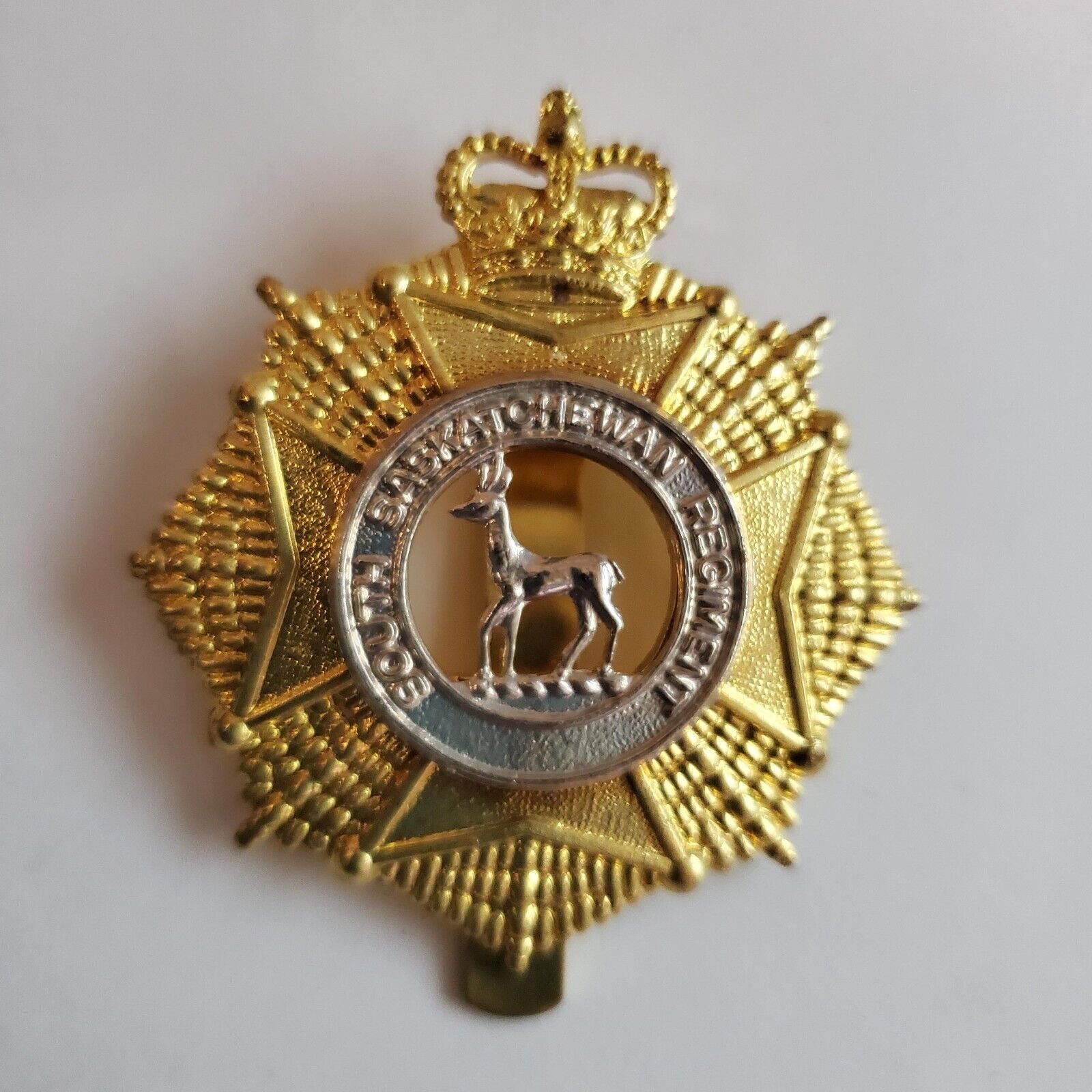 South Saskatchewan Regiment Cap Badge with Queen\'s Crown Like New (B)