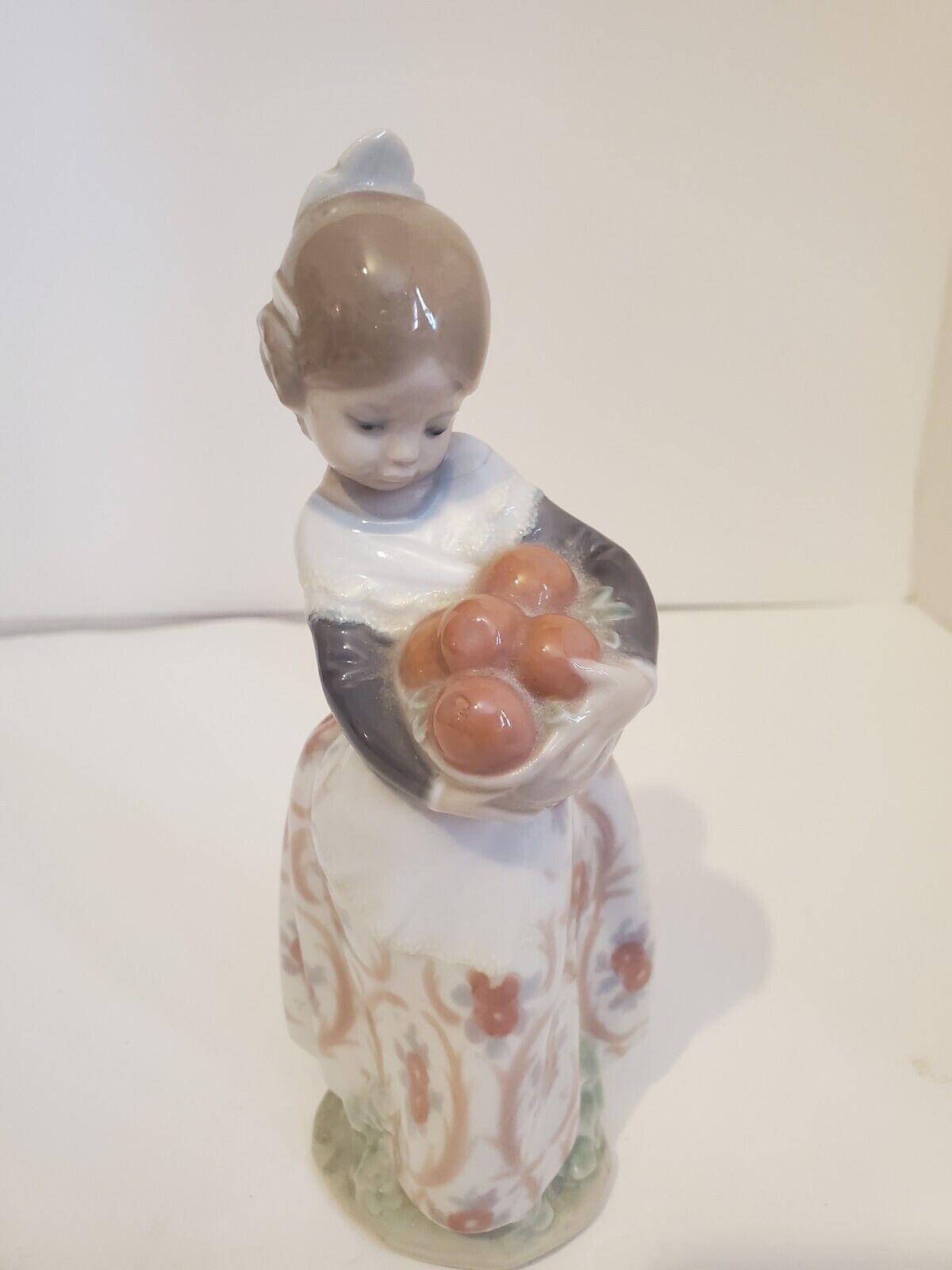 Lladro Valencian Girl With Basket of Oranges No. 4841