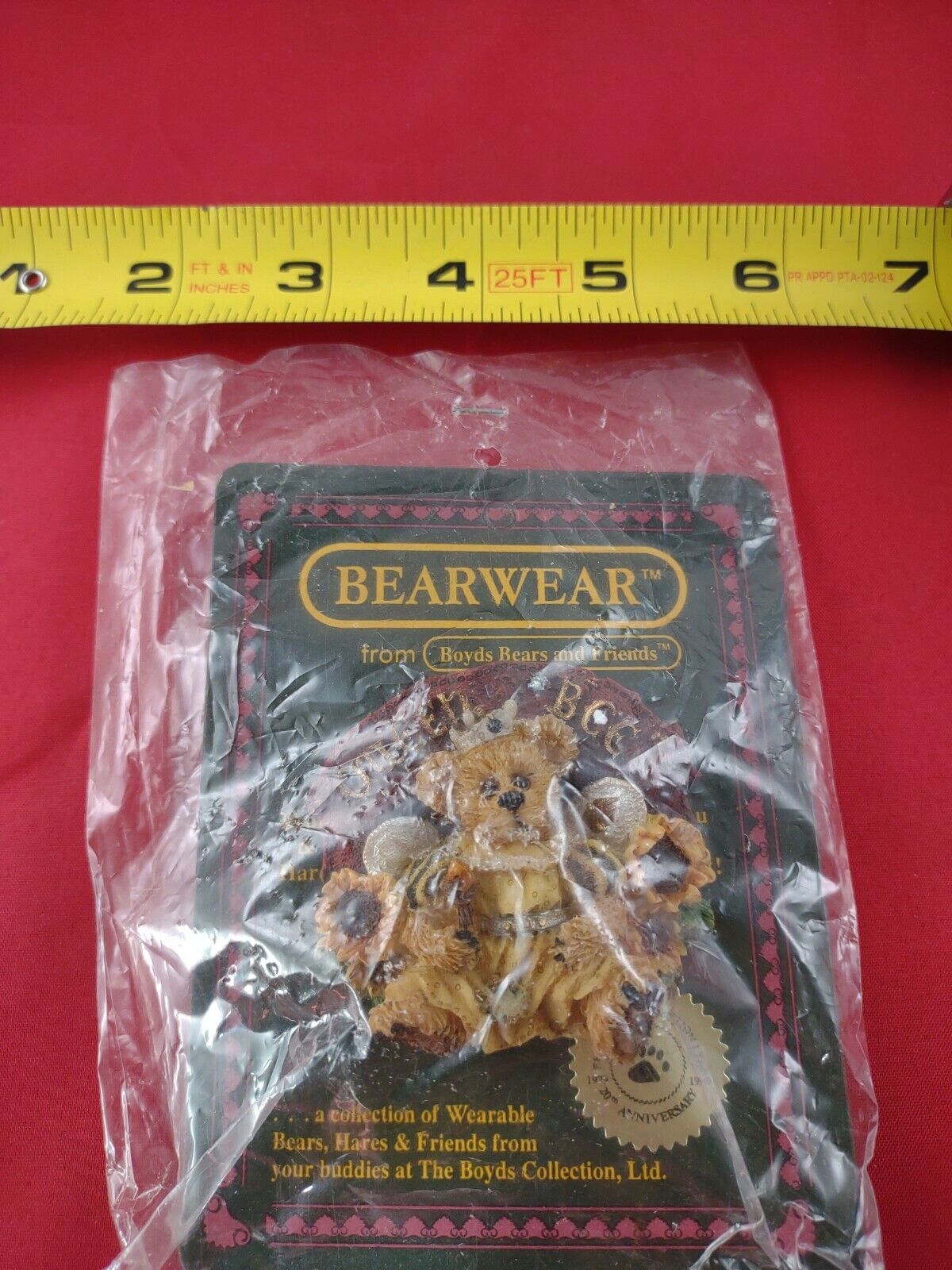 Vintage Bearwear Boyd\'s Queen Bee #01999-72 Pin Pinback Button Brooch *145-B