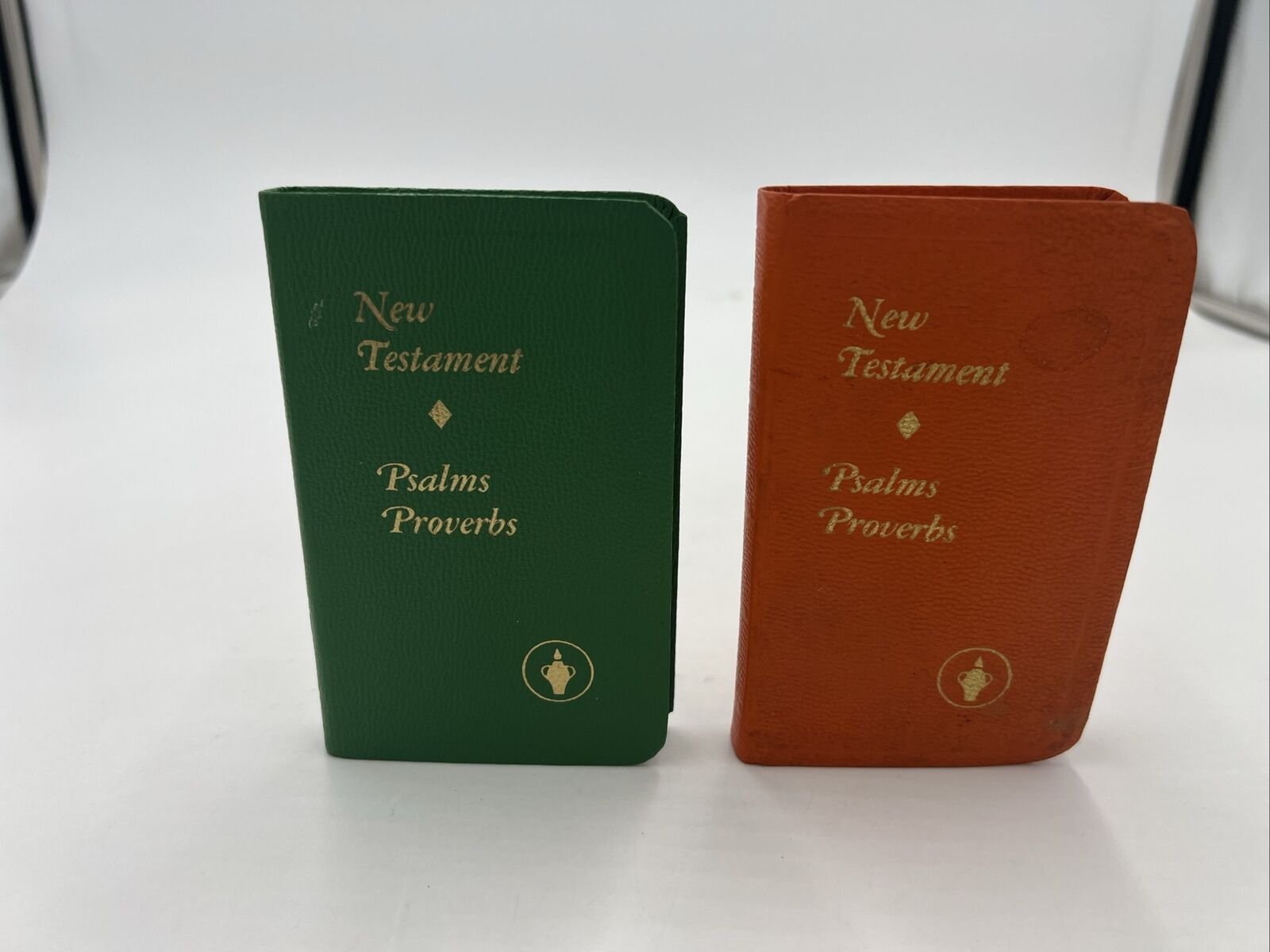 Gideon\'s International Bible Pocket New Testament Psalms Proverbs Lot of 2