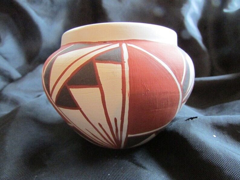 Gorgeous Acoma pot from Lewis Family