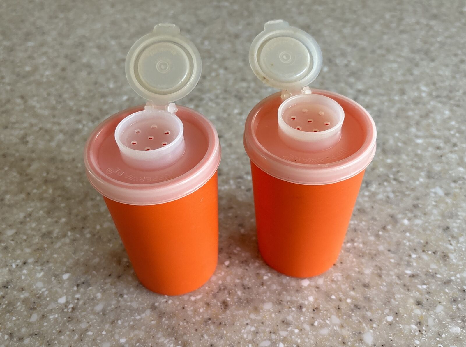 Tupperware Orange Salt Pepper Shakers Set Of 4 Pieces (2x 102-20, 629-1, 629-5)