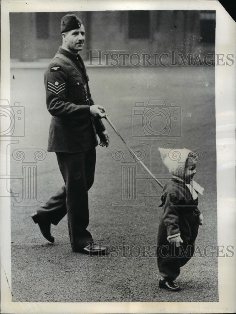 1941 Press Photo Flight Lt Harry King & son Harry Jr Leave Buckingham Palace