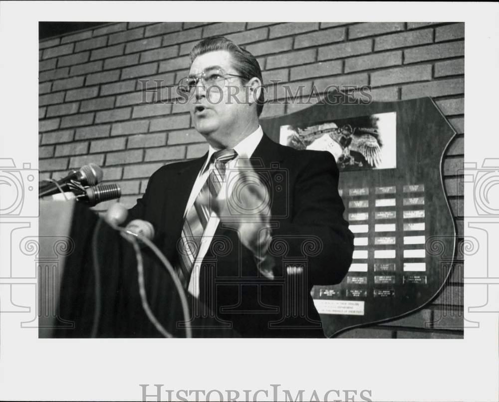 1982 Press Photo Houston police officer Bill Elkin speaks at press conference