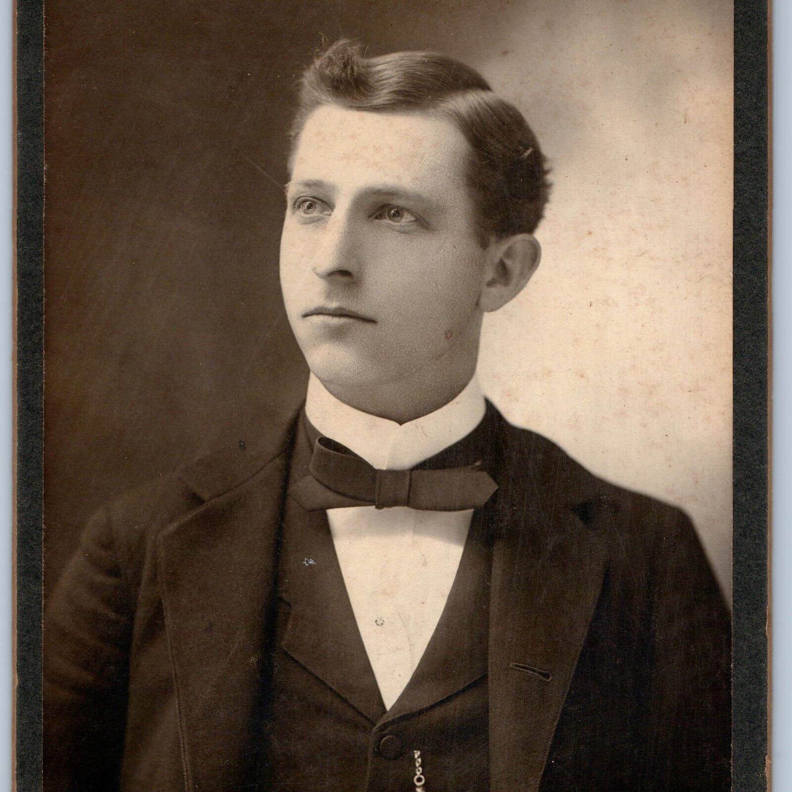 c1900s Oelwein, IA Handsome Young Man Sharp Cabinet Card Photo Cool Jacobs B24