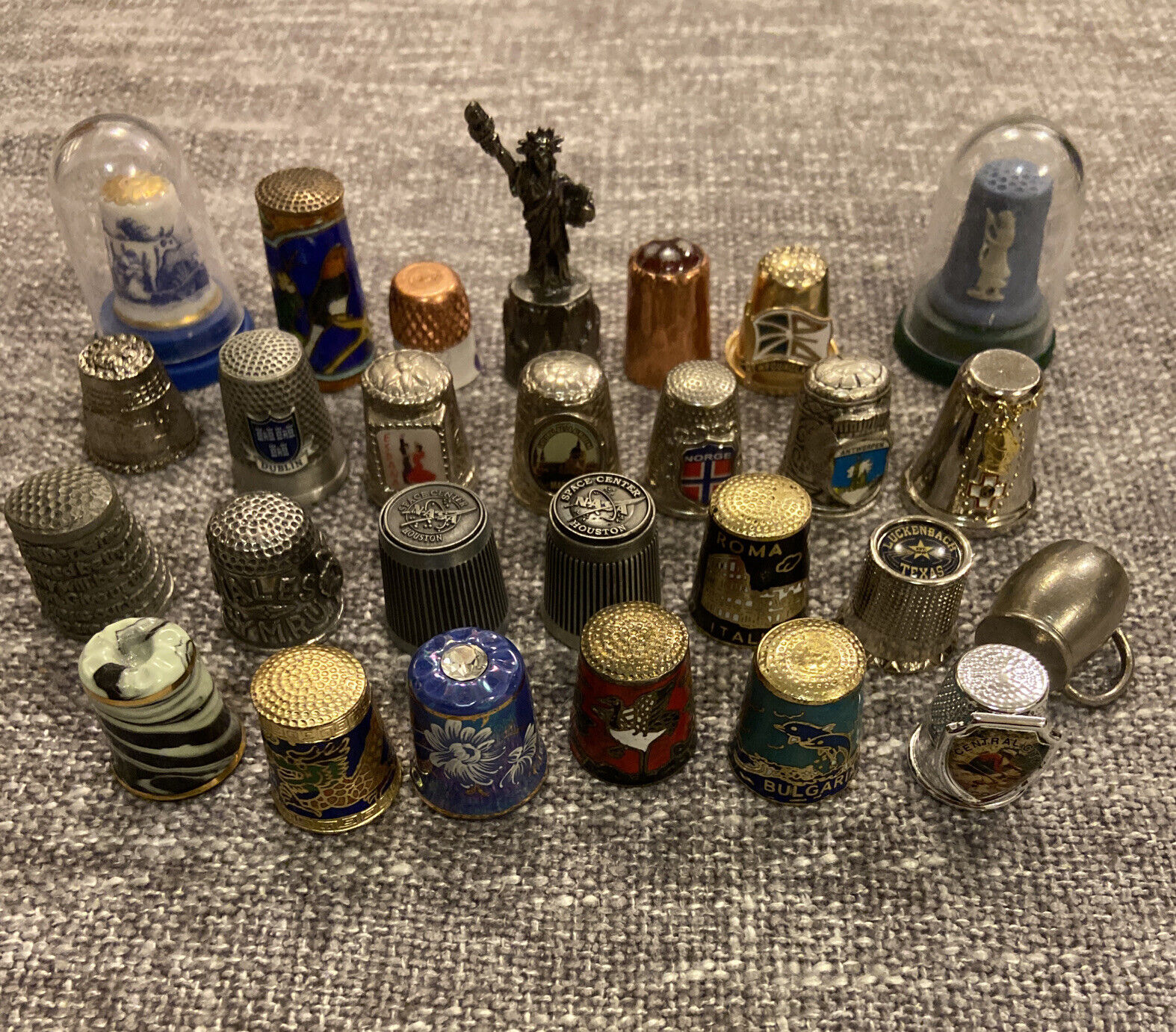 VTG LOT. ASSORTED PEWTER SILVER METAL + PORCELAIN THIMBLES NY STATUE LORD PRAYER