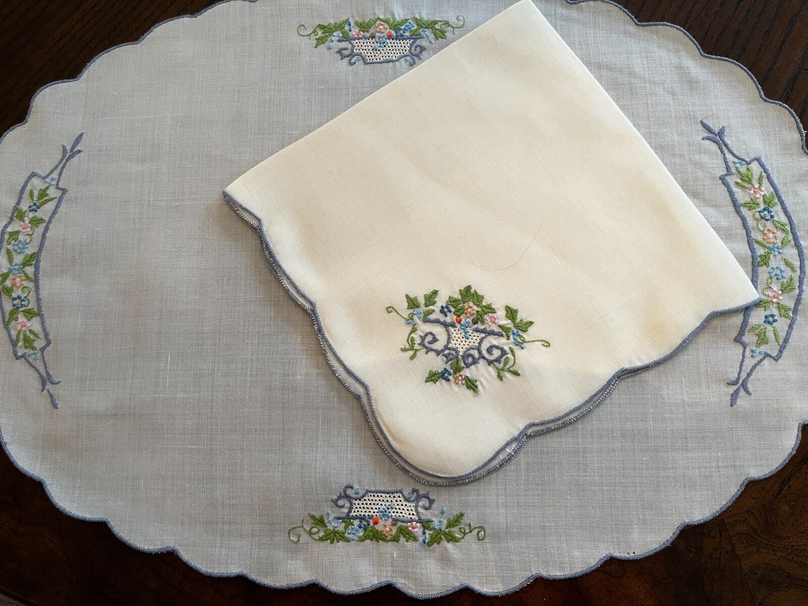 Vintage Set of 4 Neiman Marcus  Floral Embroidered 4Placemats & 4 Napkins