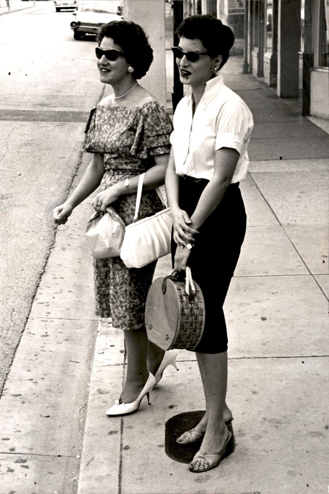 LD361 1960 Orig Bob East Photo LADIES HITCHHIKING Chic Lovely Housewives Miami