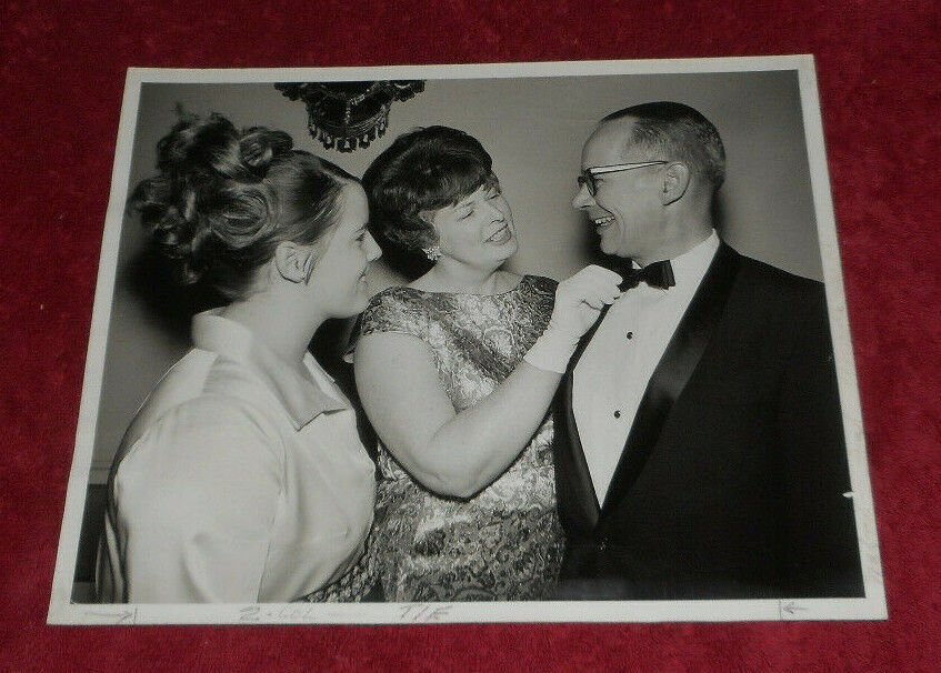 1969 Press Photo Paul Jarvis Jr With Wife & Daughter AGC Pacific Chapter Dance