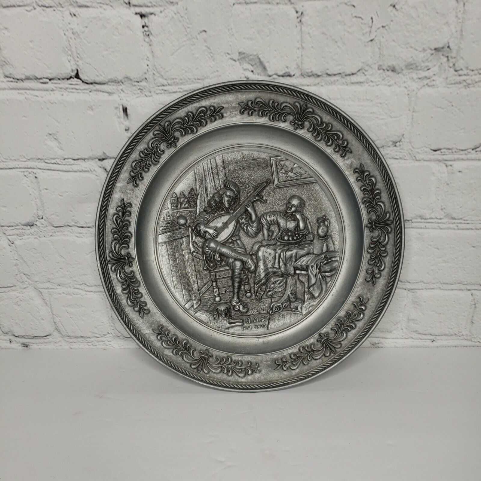 DETAILED DIMENSIONAL ORNATE CAST PEWTER PLATE WITH 17TH CENTURY LUTE PLAYER