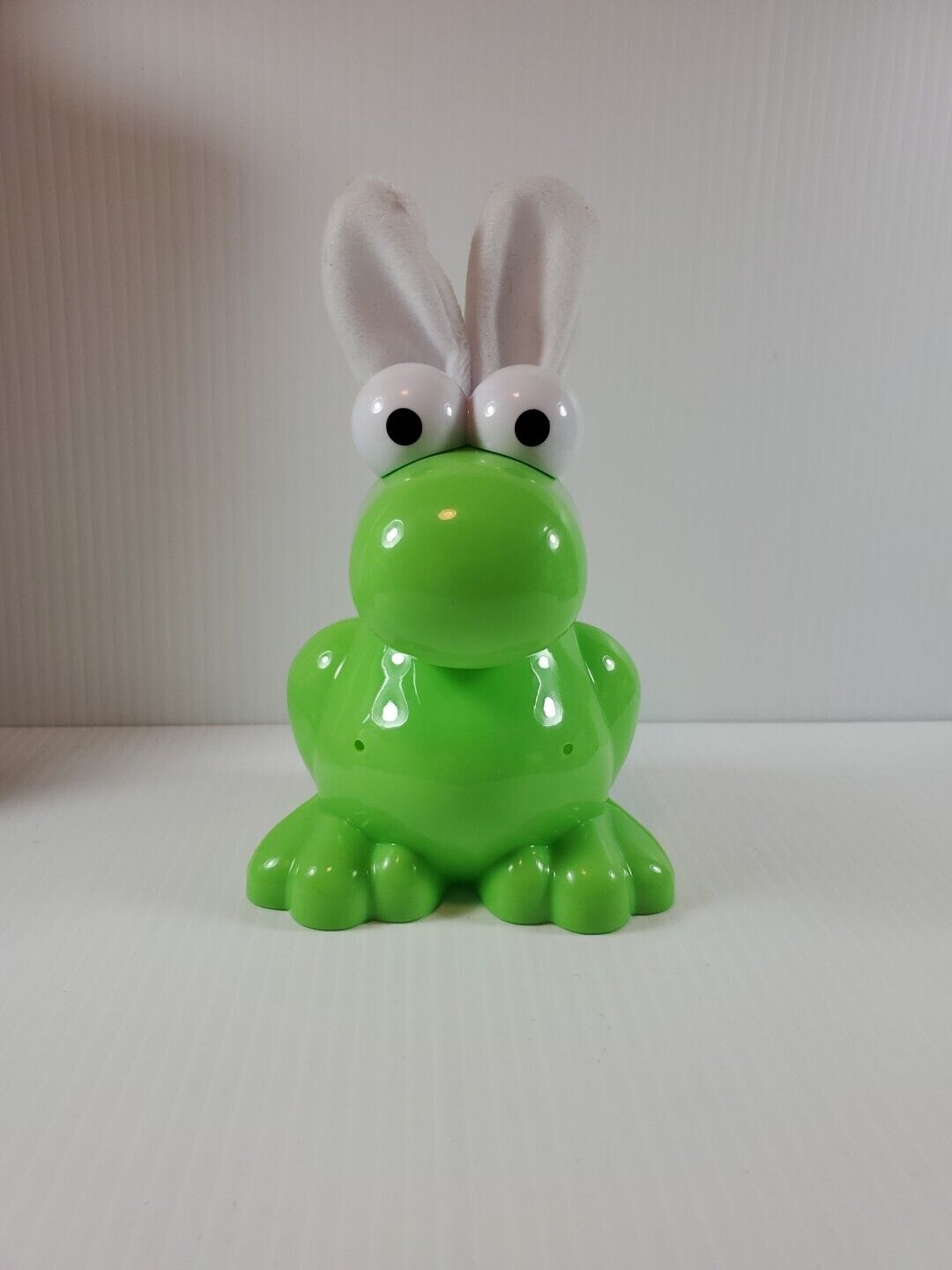BIG CHEWY NERDS CANDY EASTER HOLIDAY PLASTIC CONTAINER BUNNY EARS GREEN
