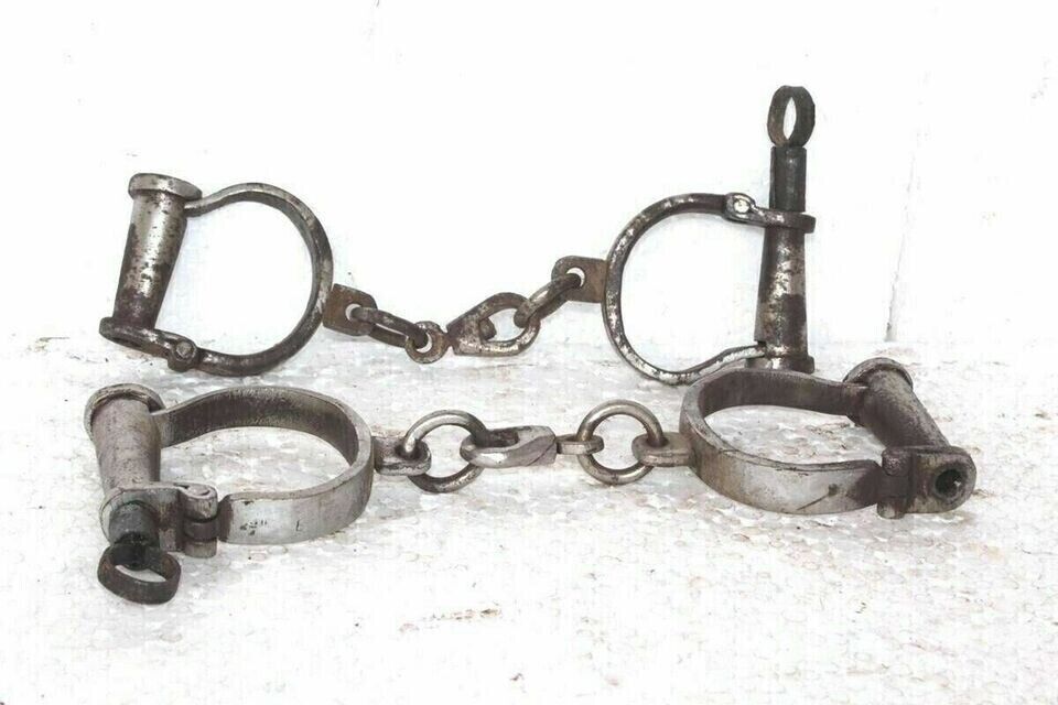 Antique Style Handcuff Set Of 2 pcs Hand Cuffs and Key Police Jailer 12\