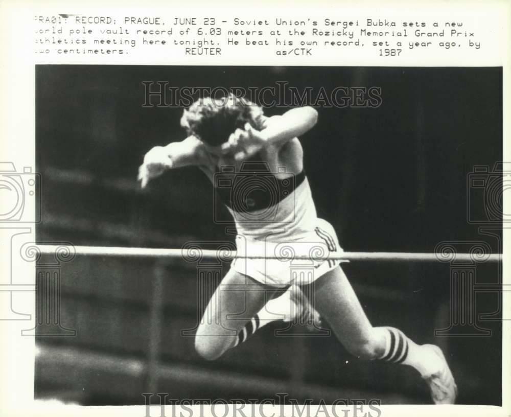 1987 Press Photo Sergei Bubka sets pole vault record in Prague. - hpx13183