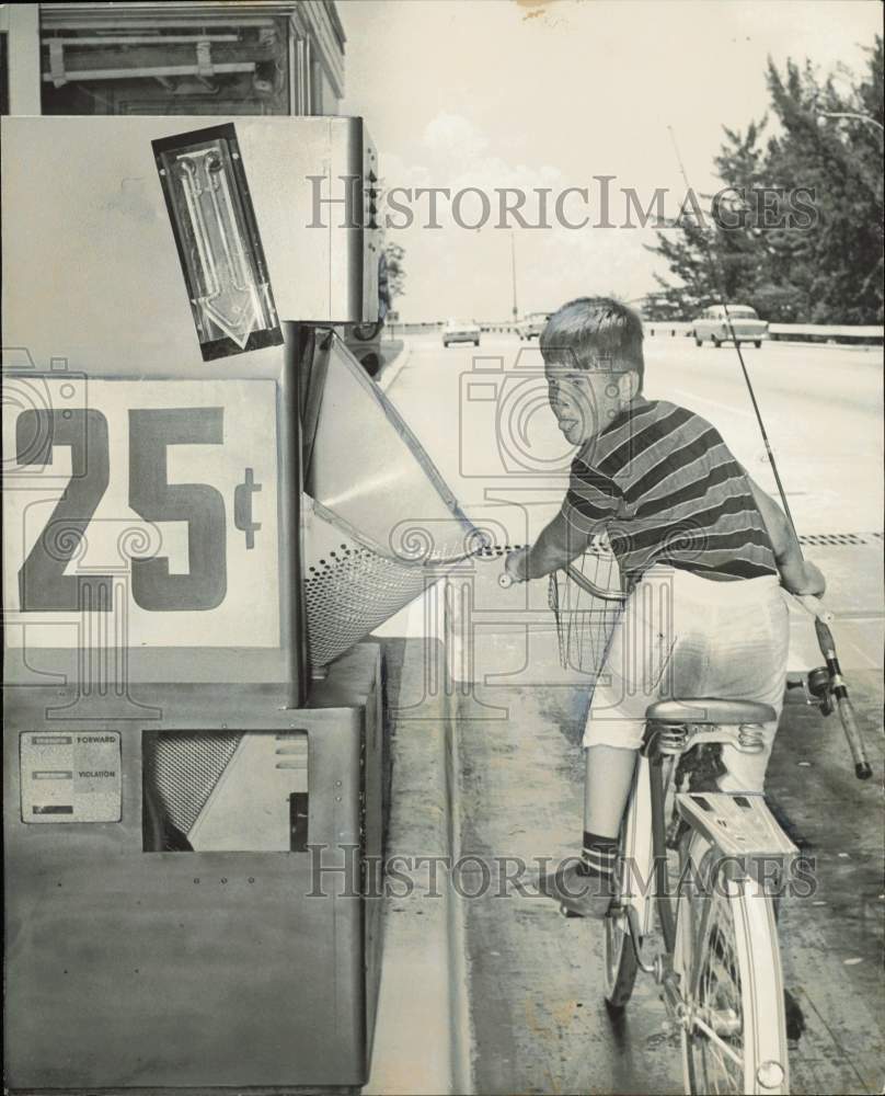 1961 Press Photo Danny Duncan gives Bronx cheer to coin box at Rickenbacker
