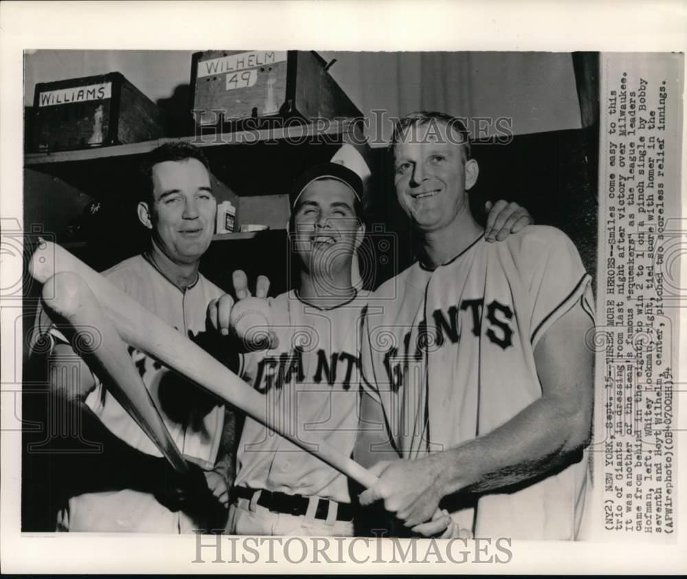 1954 Press Photo New York Giants\' Whitey Lockman, Bobby Hofman & Hoy Wilhelm, NY