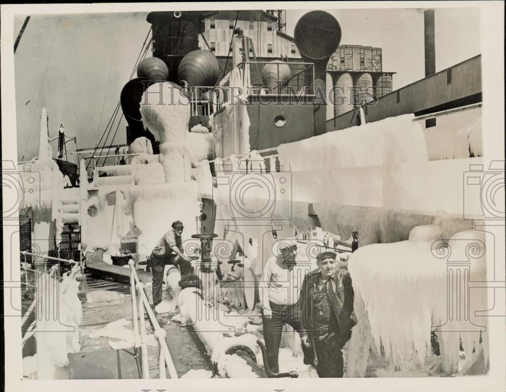 1947 Press Photo Ice coats the tanker Martha E. Allen at Superior, Wisconsin