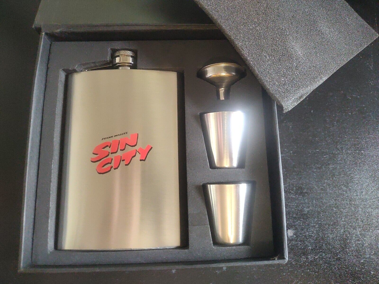 Frank Miller's Sin City Limited Edition Flask Set