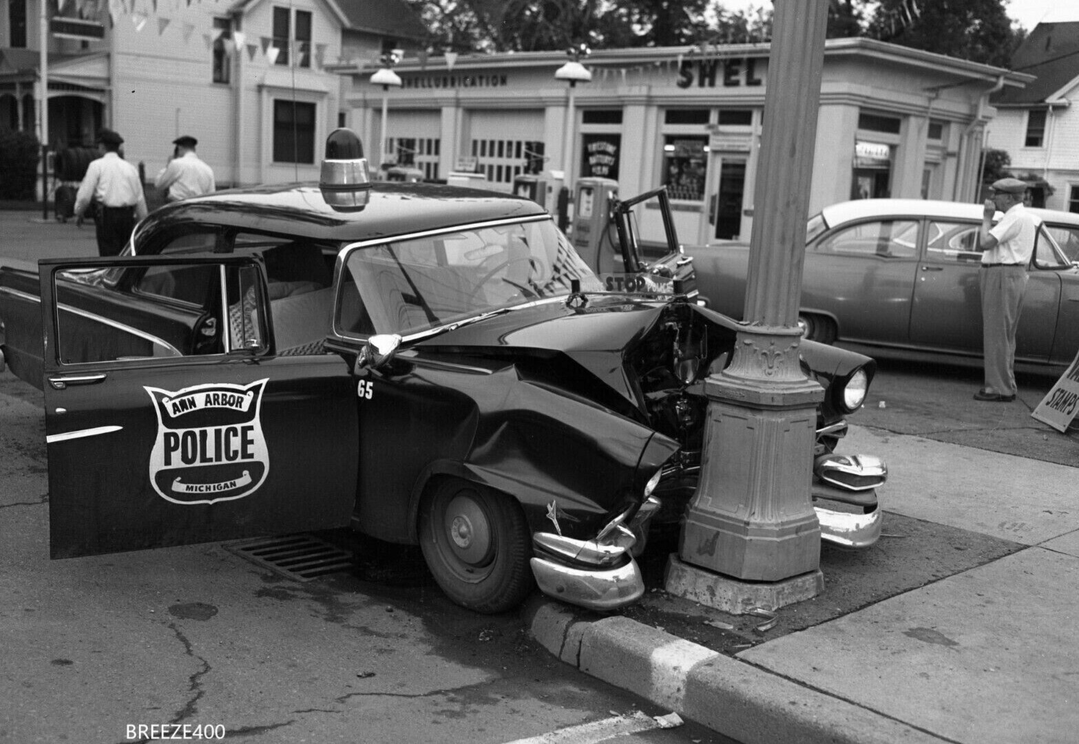 Criminals & Lawmen/1950\'s Ann Arbor Mi. POLICE CAR CRASH/4x6 B&W Photo Reprint