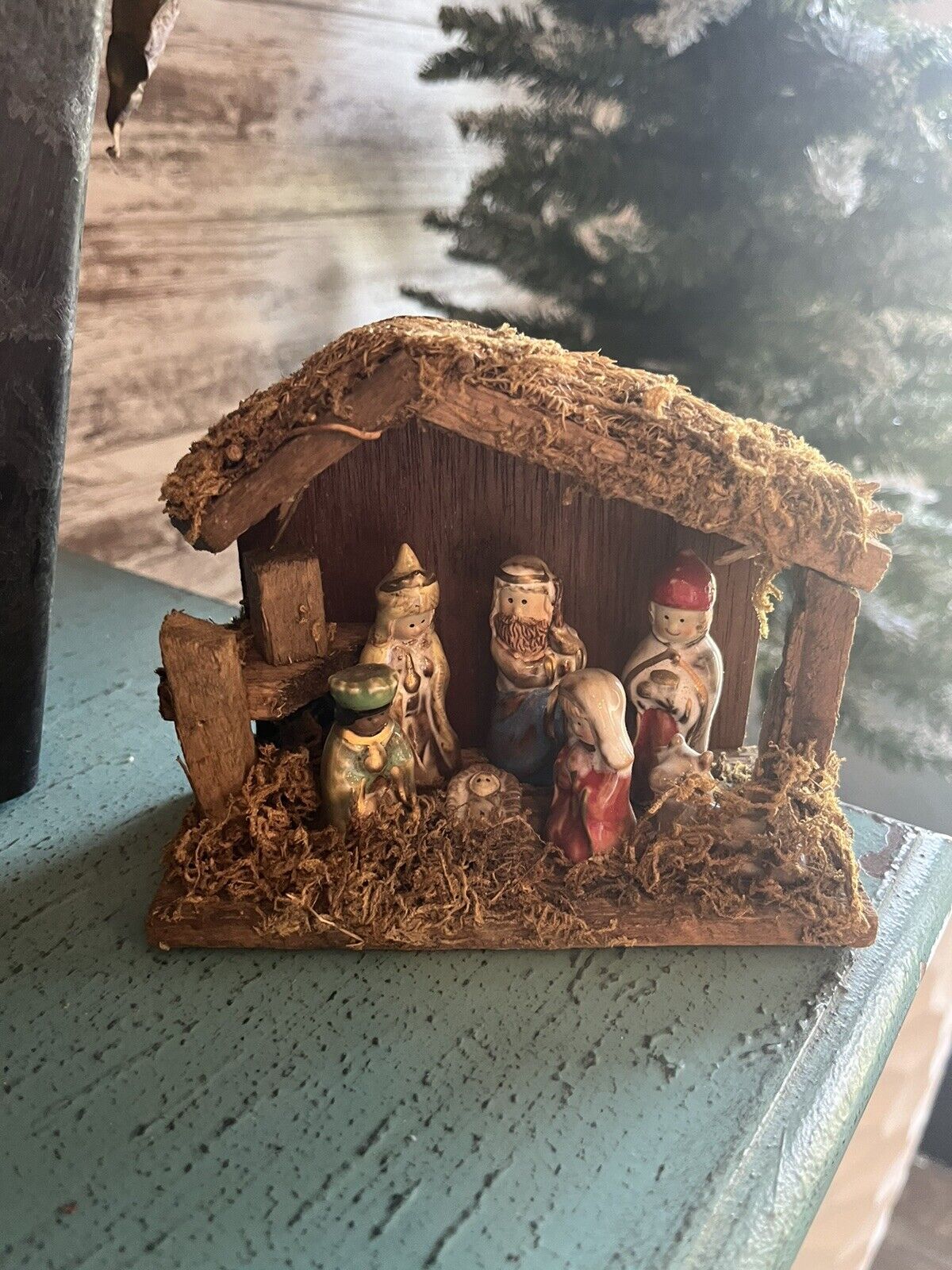 Kirkland's Nativity Porcelain figurines Wood Barn One Piece set 5
