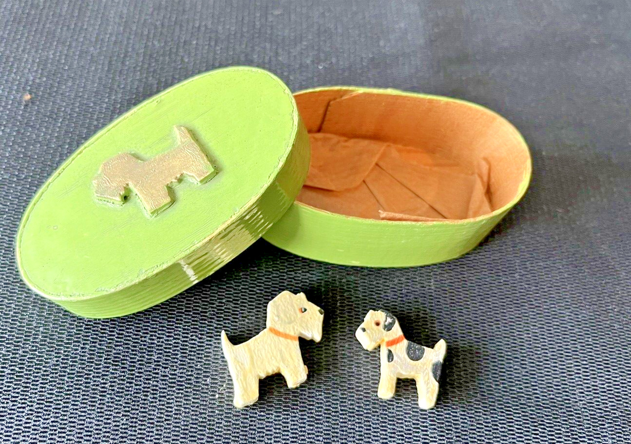 1930S TINY WOODEN TRINKET BOX WITH TWO CARVED DOGS INSIDE, OVAL, ALL ORIGINAL