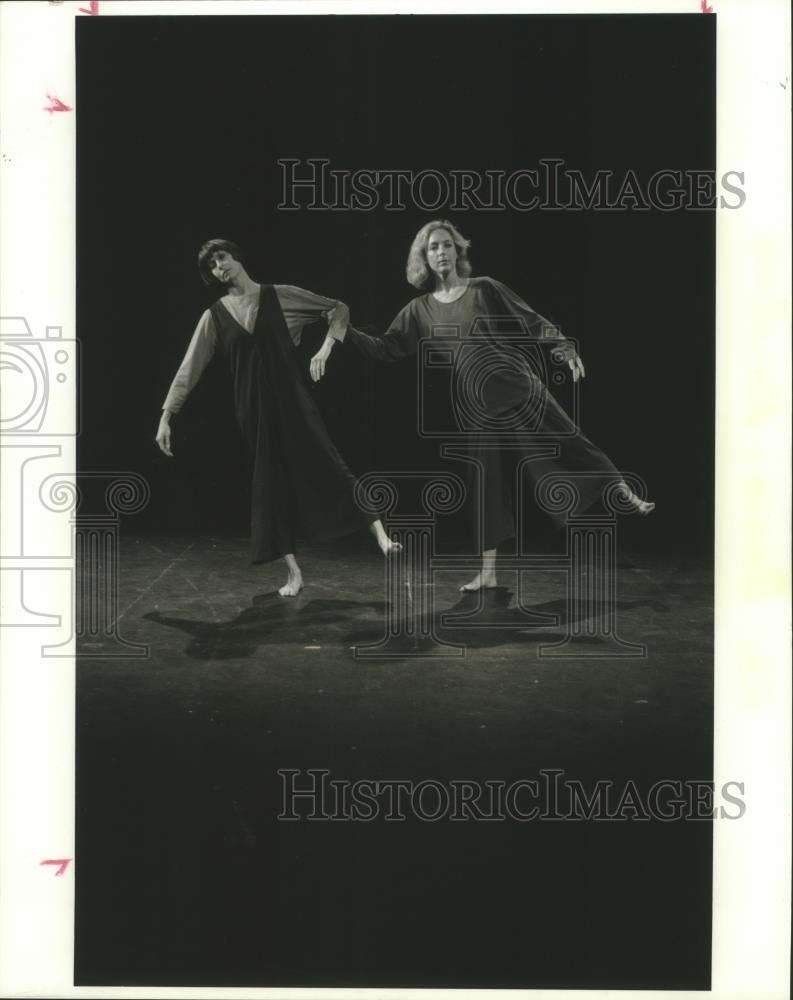 1993 Press Photo Victoria Loftin and Juanita Linley dance in Houston - hcp00880