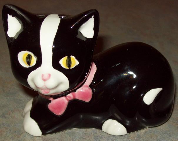 VGT Lefton GLOSSY GLAZE Porcelain LAYING Kitten CATw/BIG EYES~JAPAN S&P SHAKER