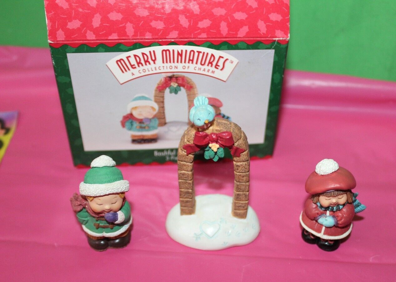 Bashful Mistletoe Merry Mini Keepsakes 1996 Holiday 3 Figurine Hallmark QFM8054