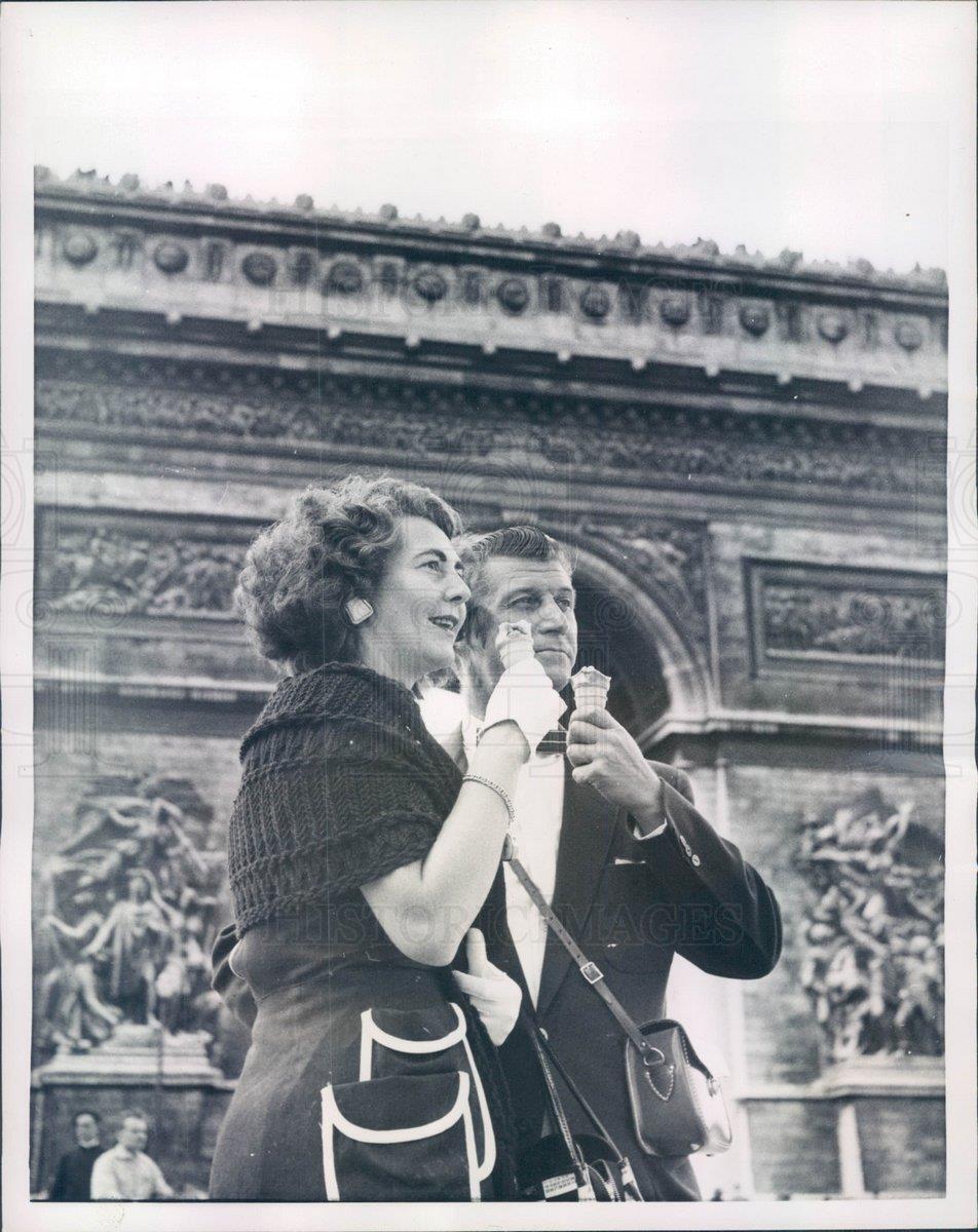 1957 Press Photo Paris France Esther & Leonard Romans - ner36943