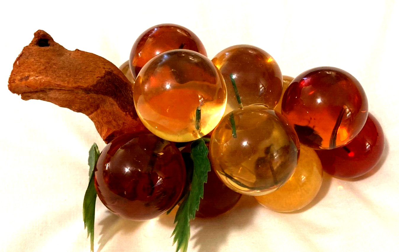 Vintage Lucite Amber Yellow Grapes 13 Pc Cluster/Driftwood/Leaves MCM 7\