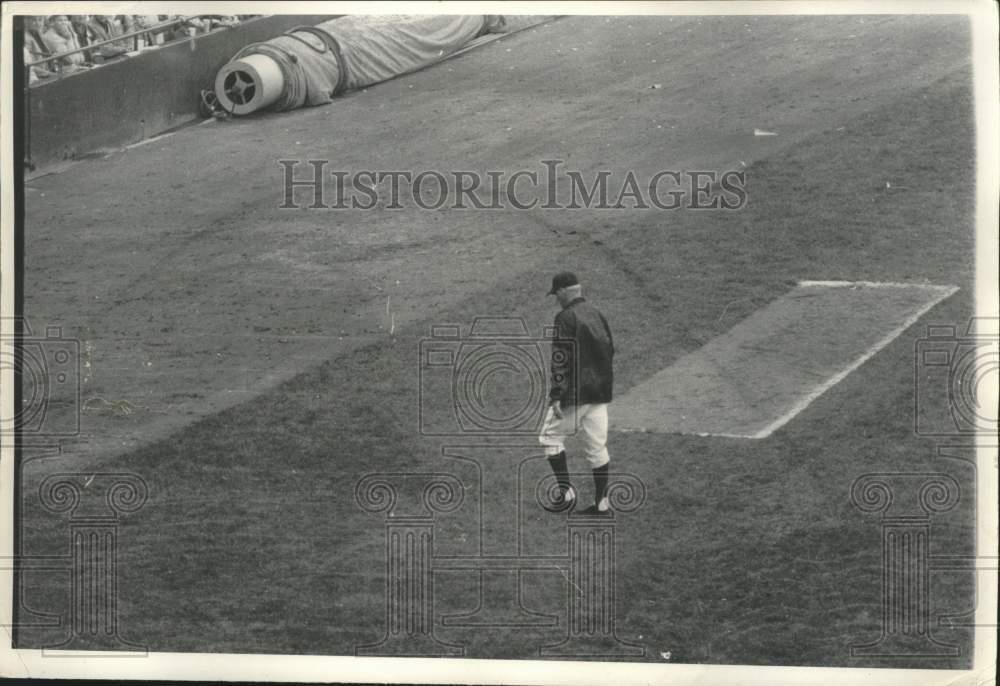 1942 Press Photo Detroit Tigers Mayo Smith Walks Back From Mound Again