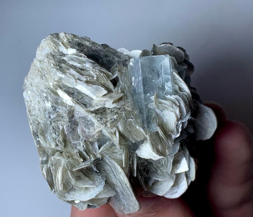 115 Gm  Aquamarine Crystal Combine With Mica From Pakistan