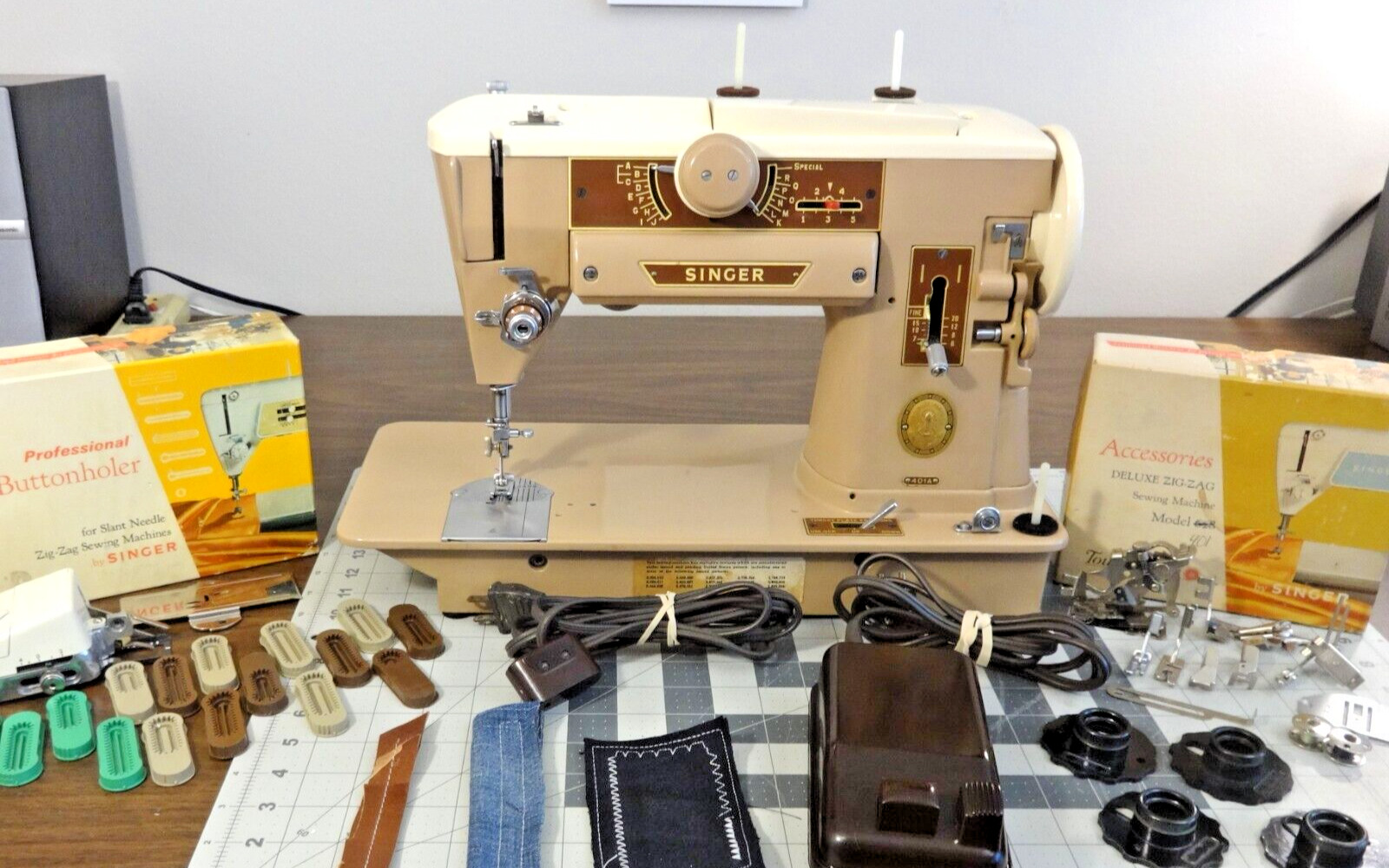 SERVICED SINGER 401A Gear Drive Multi-Stitch Sewing Machine w/Extras