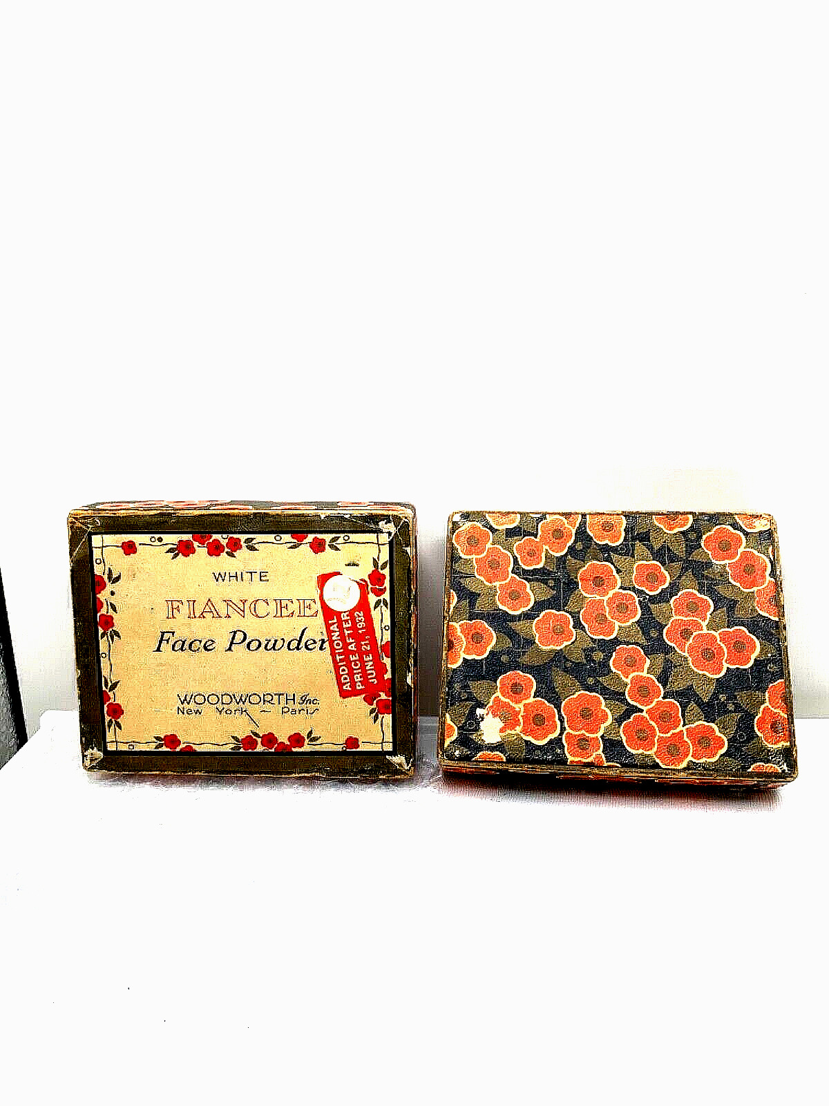 Beautiful   Antique face powder box.   Fiancée by Woodworth.   1912.