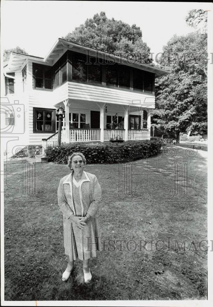 1975 Press Photo Singer Kate Smith at her summer home, Lake Placid, New York