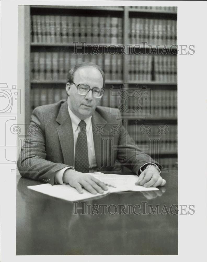 1989 Press Photo Attorney Fred Hoffecker at his office - lrb45826