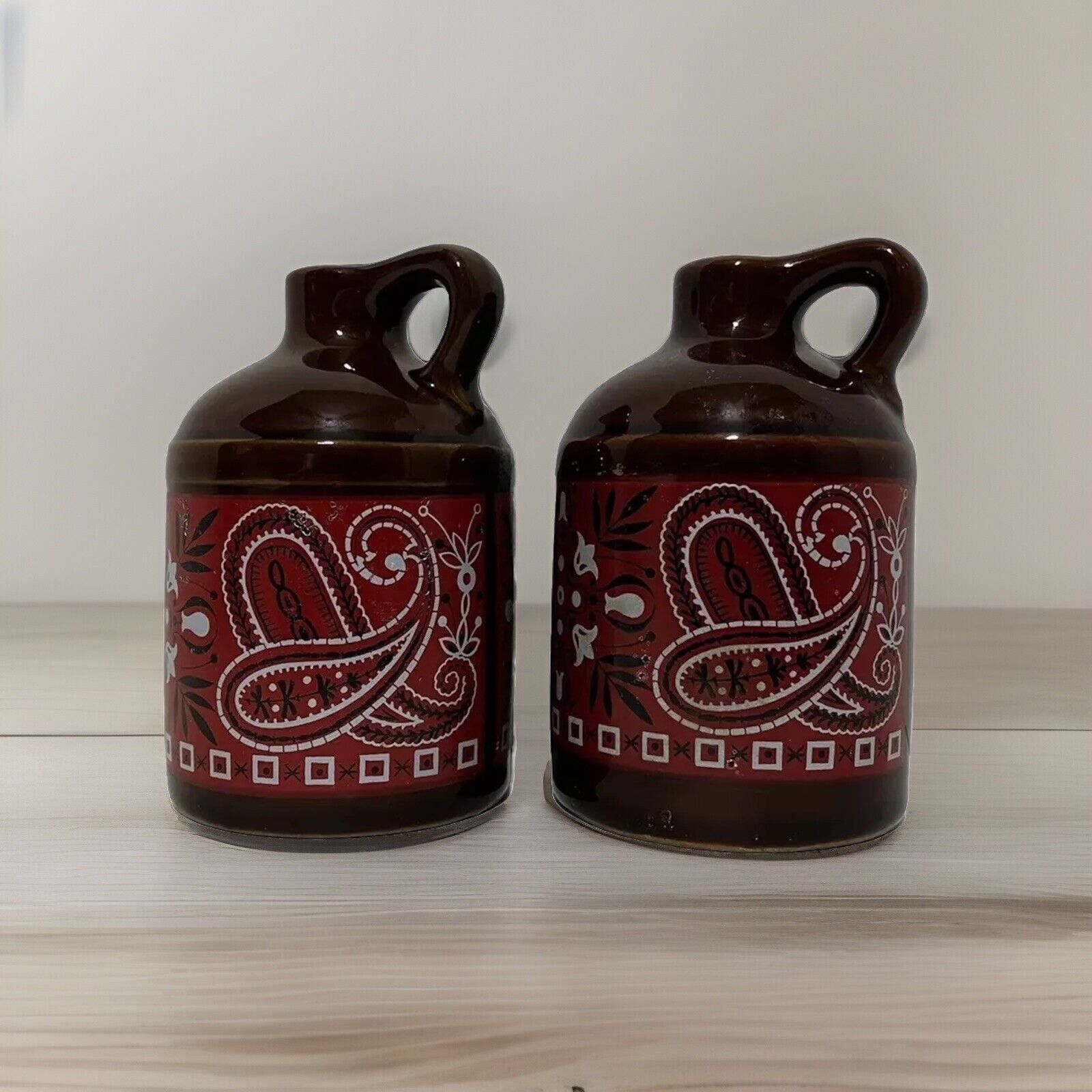 Vintage Red Paisley Center Pottery Jug Salt and Pepper Shakers Japan  (P)