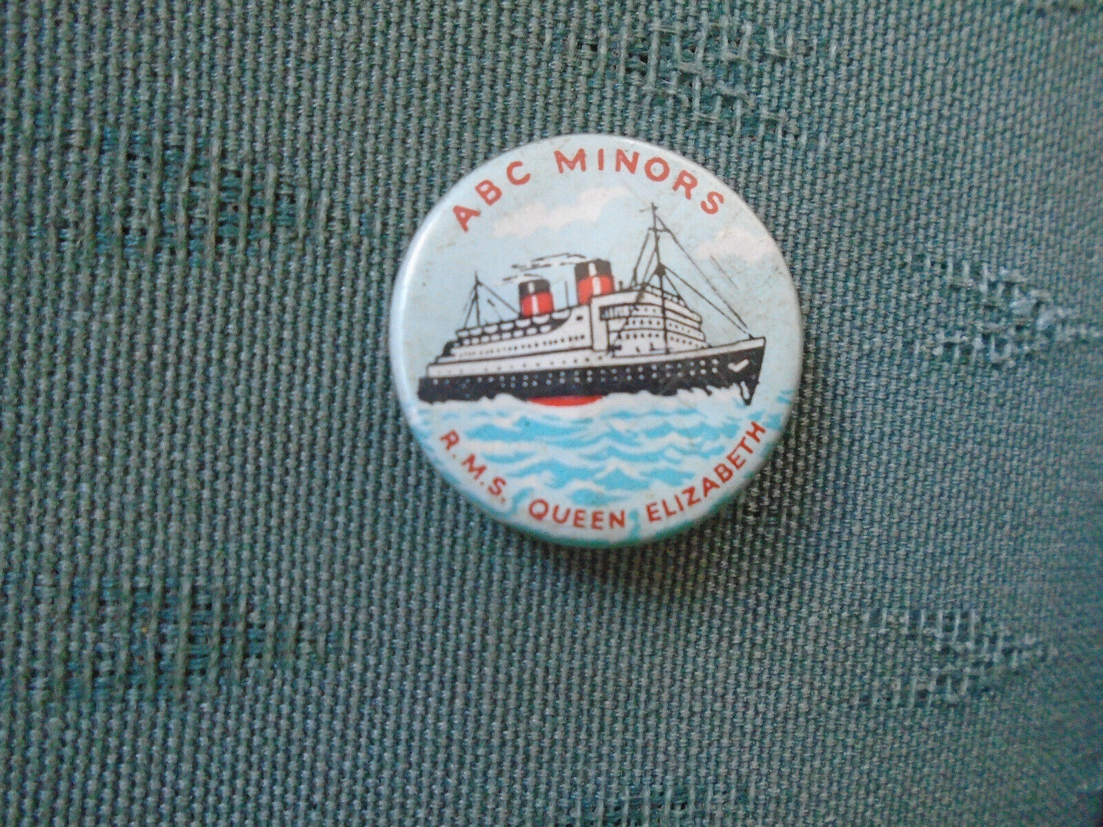 OLD ABC MINORS CINEMA CHILDRENS CLUB R.M.S. QUIEEN ELIZABETH SHIP BUTTON BADGE