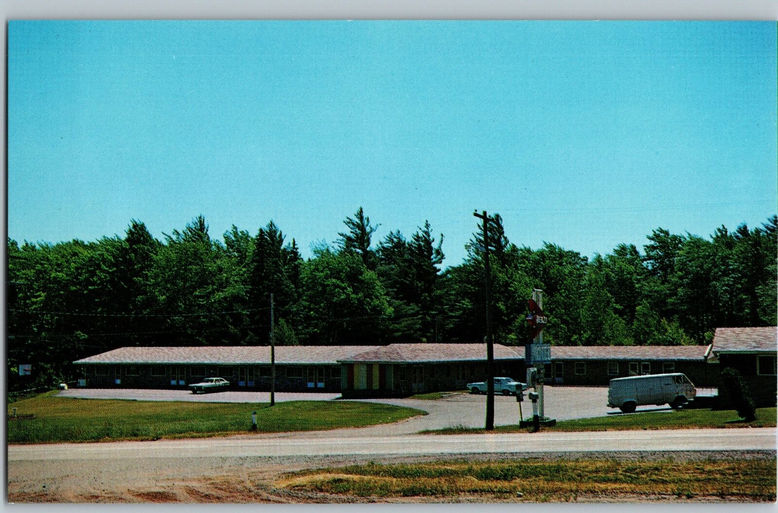 C1960 Queen City Motel Henry & Bernice Bocklund US41 Marquette MI Postcard