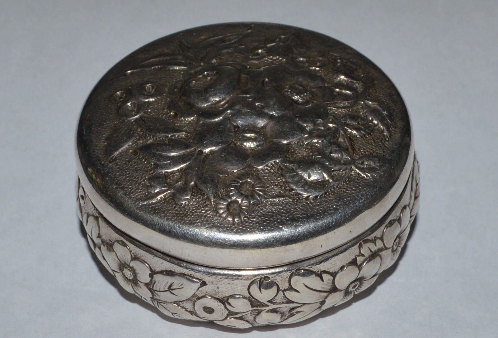 ANTIQUE WHITING STERLING SILVER FLOWERS POWDER TRINKET BOX