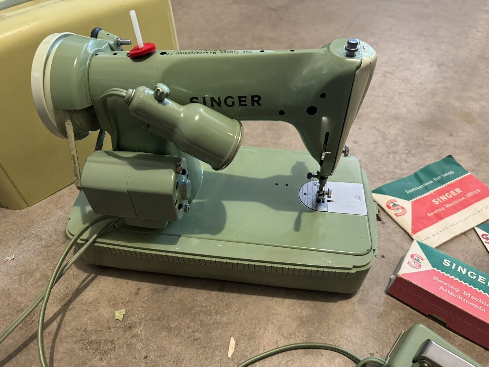 VINTAGE 1958 SINGER GREEN SEWING MACHINE 185K3  W/ PEDAL, MANUAL & ATTACHMENTS