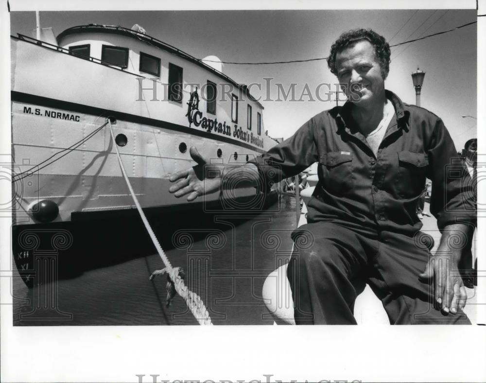 1989 Press Photo Captain John\'s Seafood Boat owner, John Letnik - cva26689