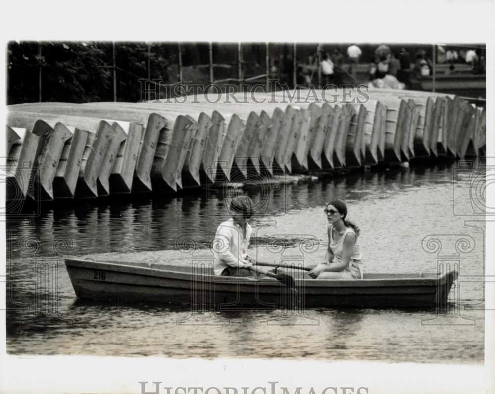 1970 Press Photo Couple Rows Boat on Central Park Lake, New York - kfx16285