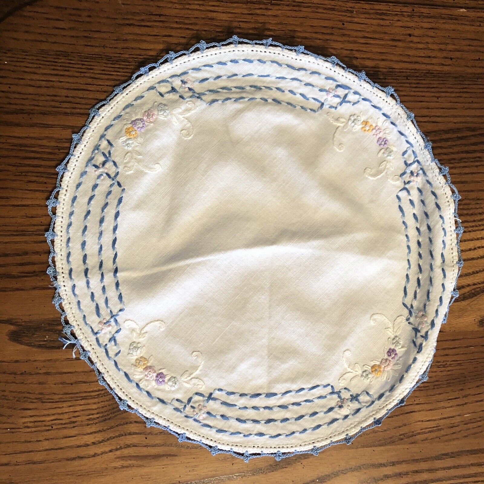 Embroidered Linens 4 Floral Napkins, Round Doily, & 4 Hankies Lot Of 9 Vintage