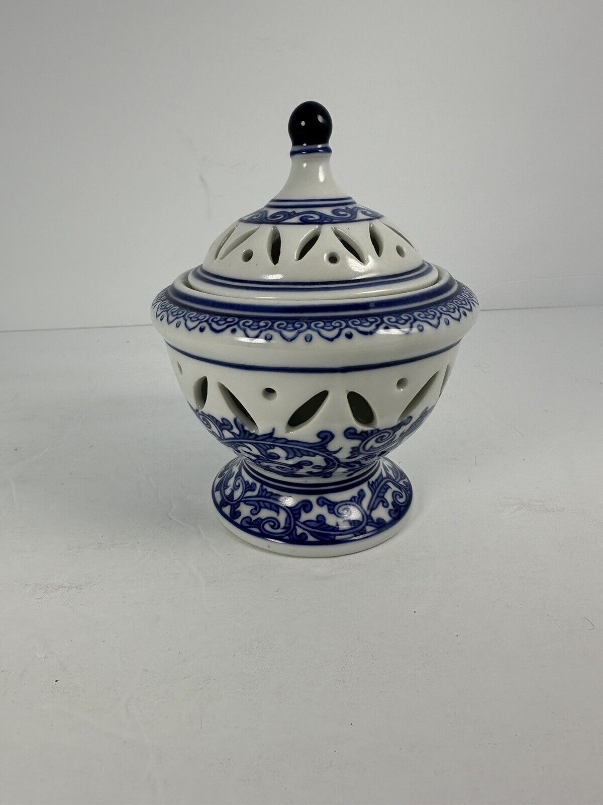 Vintage Beautiful Bombay Blue & White Potpourri Jar With Lid