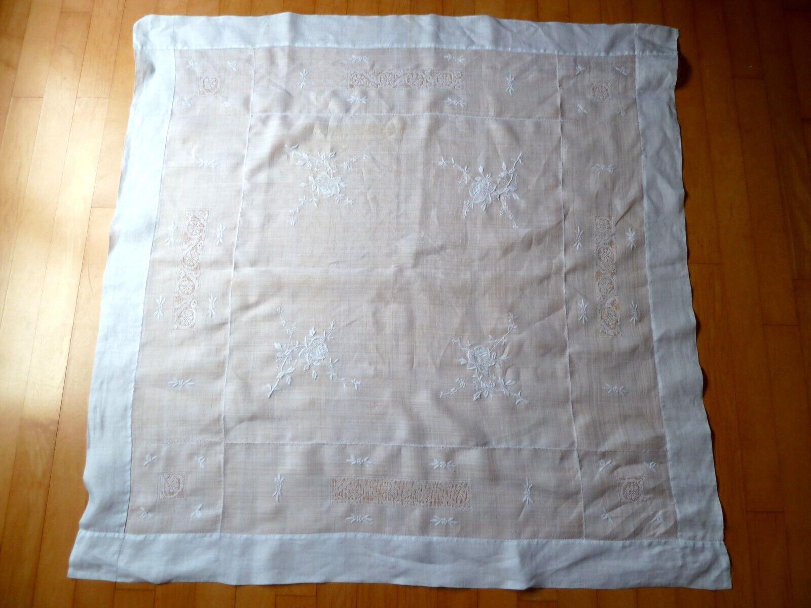 VTG Handmade Embroidered White Linen Tablecloth 51 inch Square with Lace Details