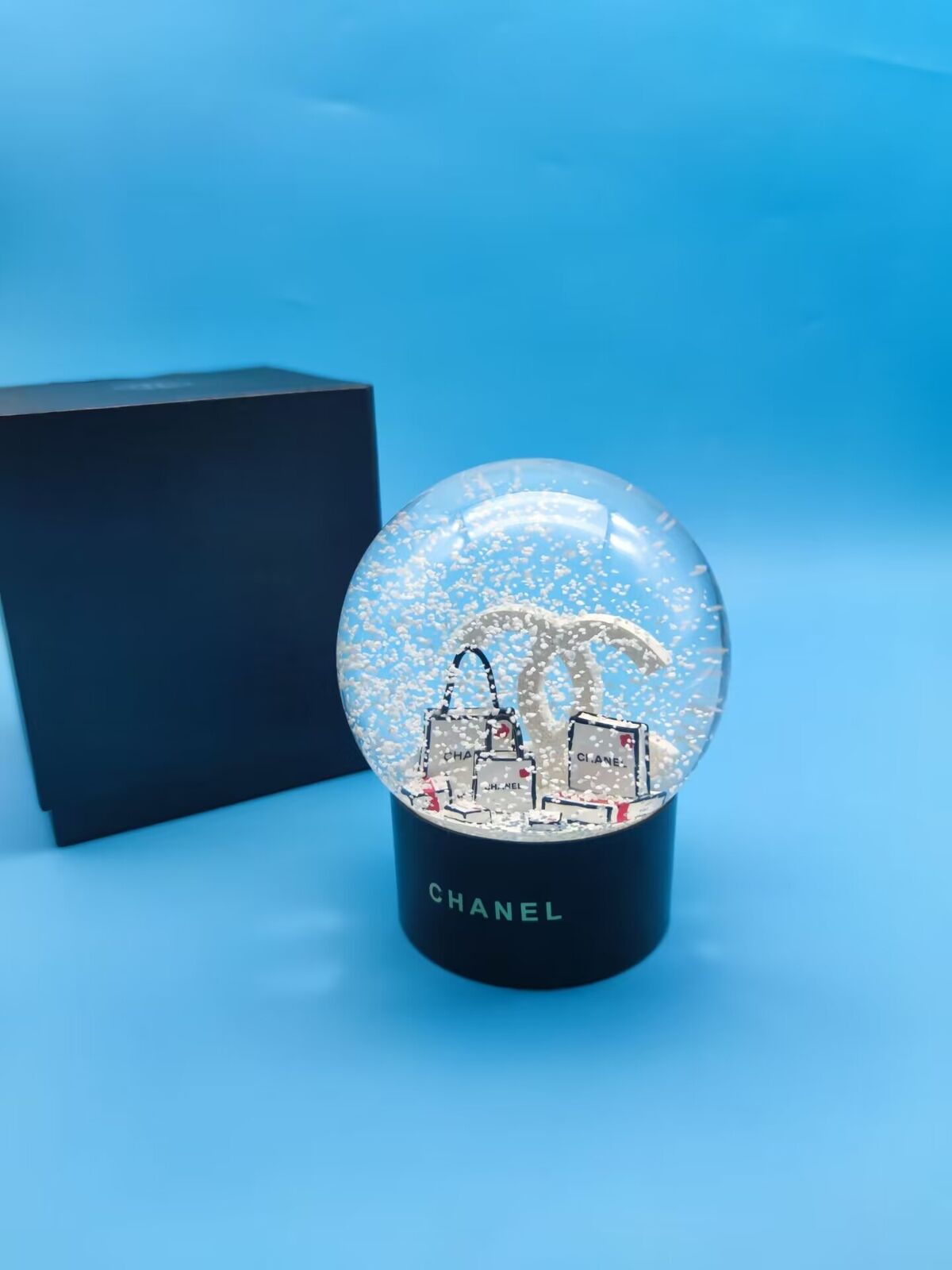  Chanel Snow Globe Large Beautiful Limited Edition??Christmas Gift
