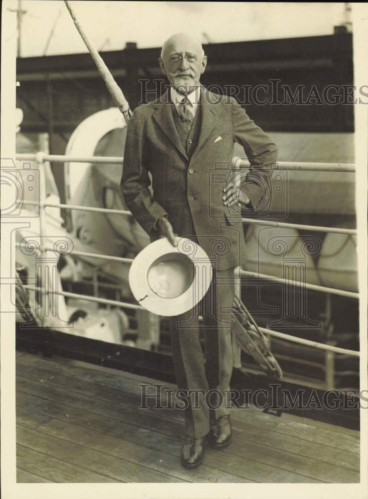 1930 Press Photo Judge William Nathan Gohn aboard S.S. Ile de France - nei16930
